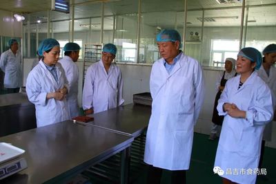 筑牢節(jié)日安全防線——自治區(qū)食藥監(jiān)局副局長(zhǎng)王忠明深入昌吉開展節(jié)前市場(chǎng)供應(yīng)與食品安全專項(xiàng)檢查調(diào)研